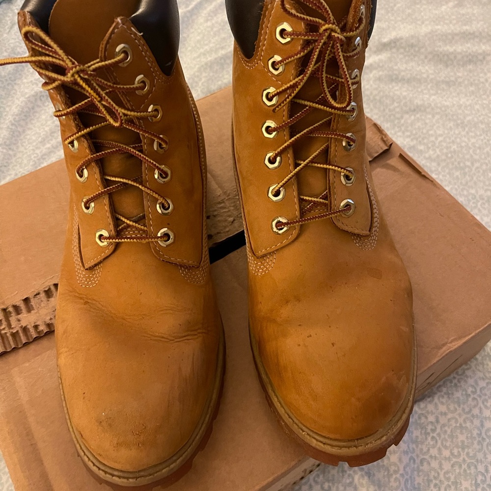 Men’s wheat color timberland boots 11 1/2 Med